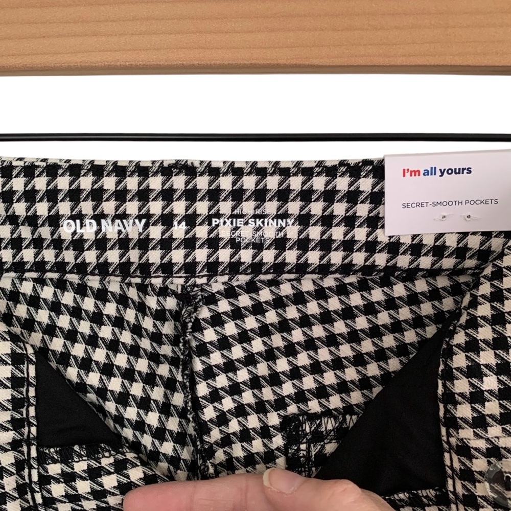Old Navy Black & Cream Houndstooth High Rise Pixie Skinny Pants - Picture 7 of 8